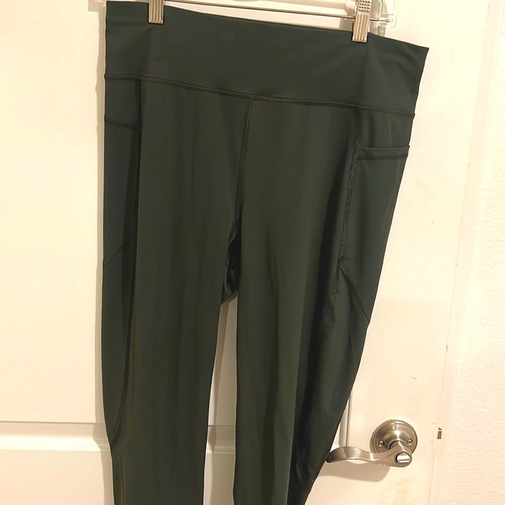 Pretty green activewear with side pocket